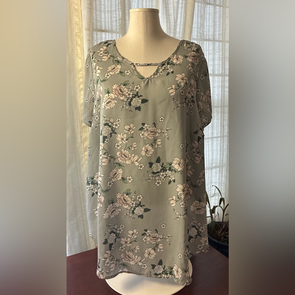torrid Gray Floral Short Sleeve Blouse - Picture 2 of 7